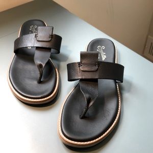 Women’s 8 black leather Seychelles sandals